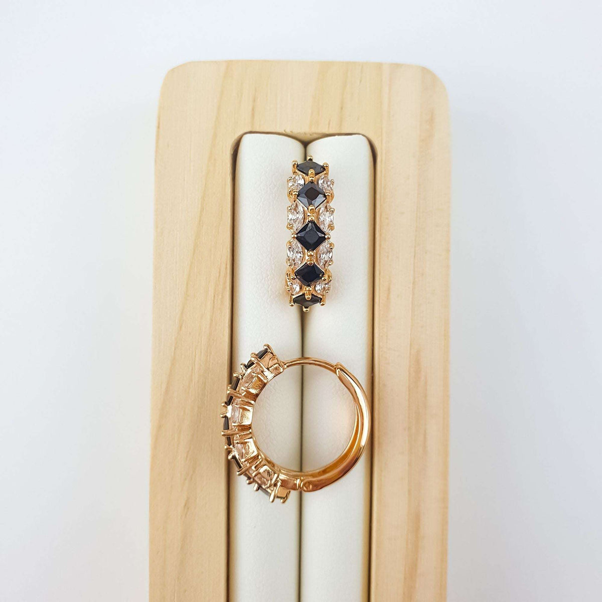Black | Contrasting black and white stone pattern on a light wooden stand