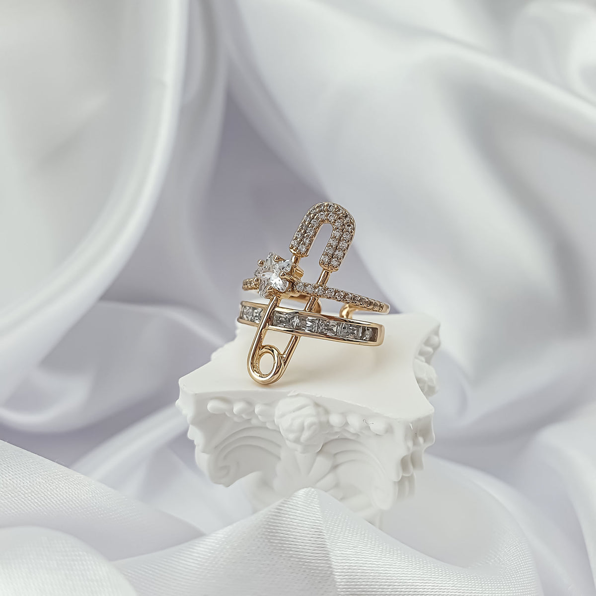 Side view of the star ring on a white column
