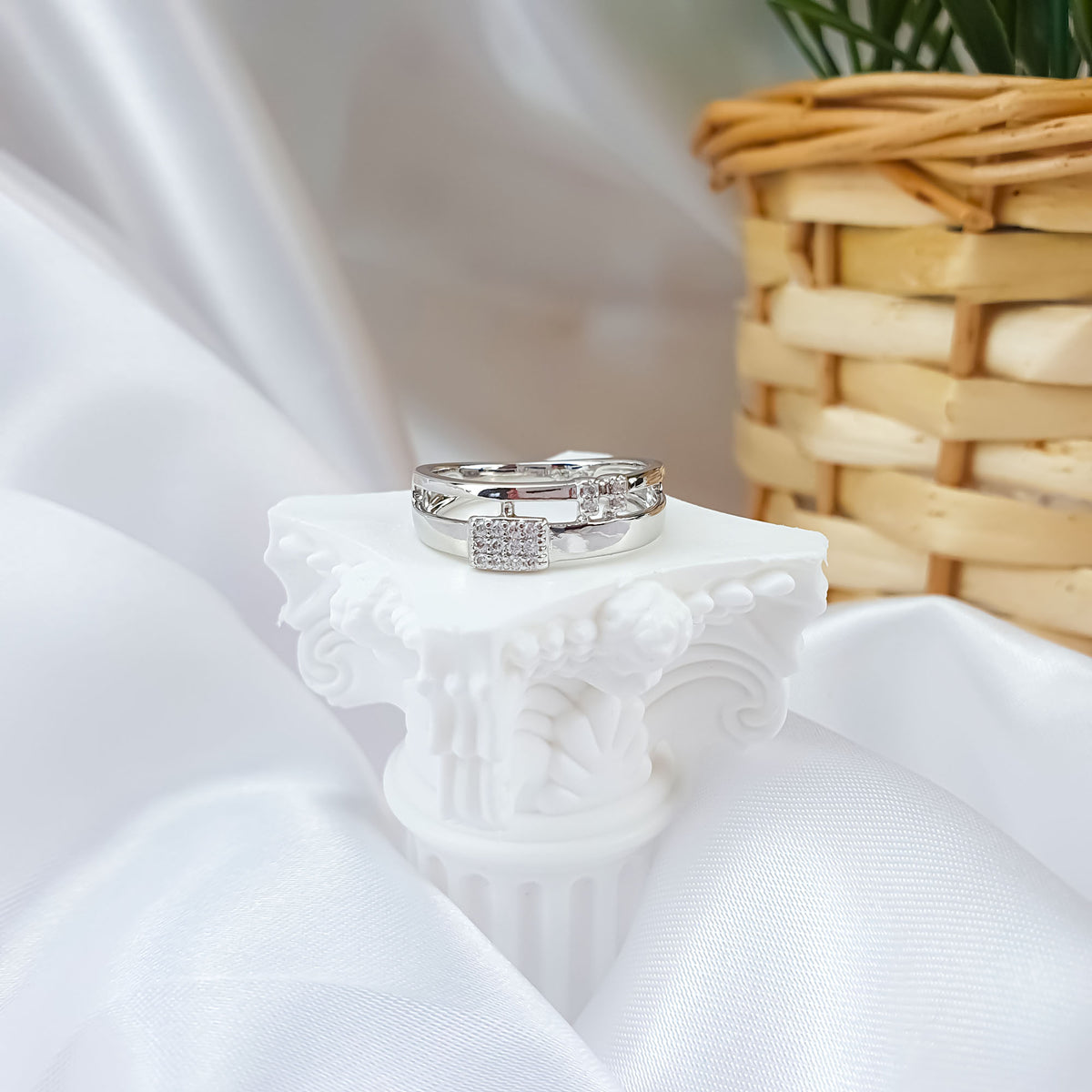 Side view of the geometric ring on a white decorative column