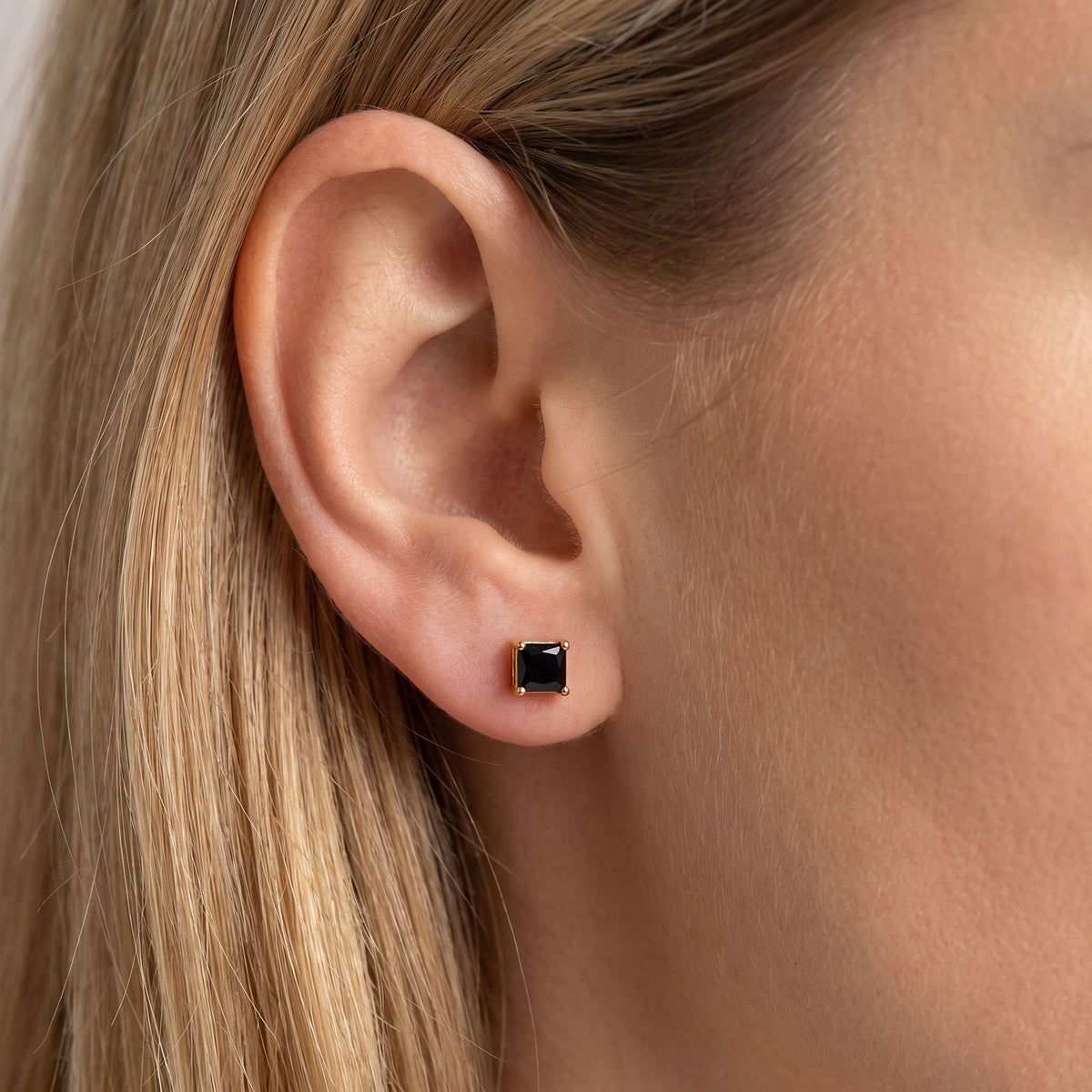 Black | Compact stud earrings with a black stone